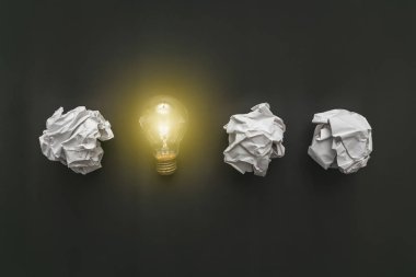Tahtadaki Cumpled kağıt bir ampule dönüştü. Yeni kimlik