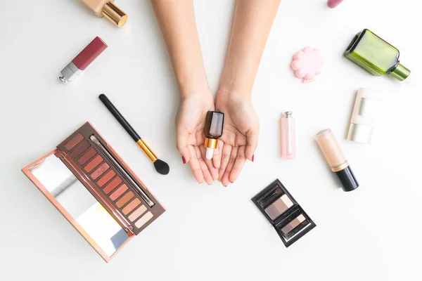 Manos de mujer sosteniendo la botella de suero con productos cosméticos . — Foto de Stock