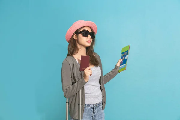 Улыбающаяся азиатка-путешественница с паспортом на б — стоковое фото