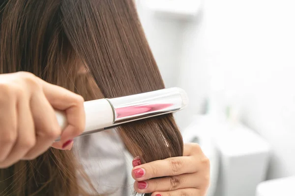 Foto de Cuidados Com Os Cabelos Lindo Cabelo Feminino Escovar Com Escova De  Cabelo Longo e mais fotos de stock de Adulto - iStock