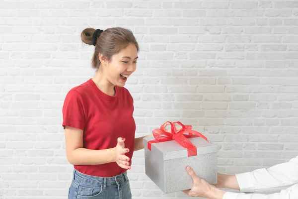 Manos de hombre joven está dando un regalo a su encantadora . —  Fotos de Stock