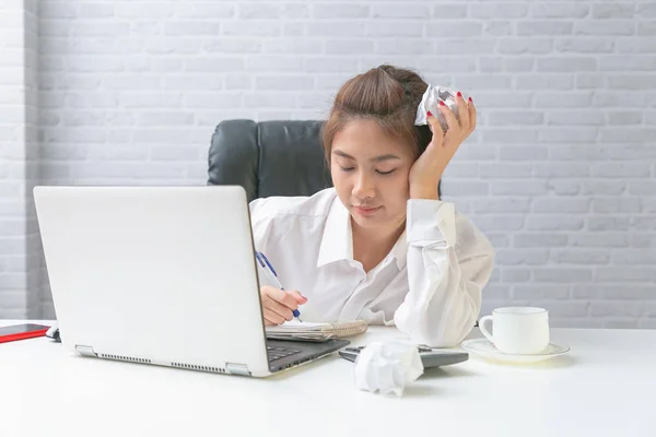 在办公室用笔记本电脑工作的严肃的亚洲女商人. — 图库照片