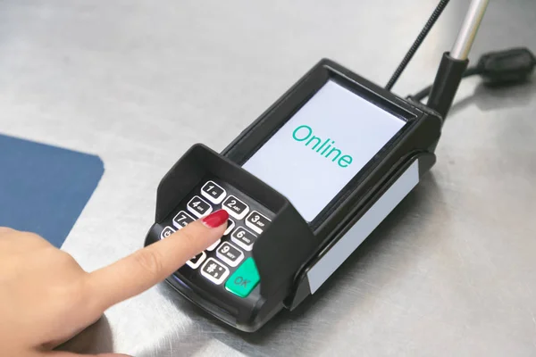 Χέρι του πελάτη που πληρώνει και την εισαγωγή ασφαλείας στην πιστωτική κάρτα — Φωτογραφία Αρχείου