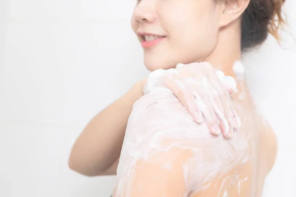 快乐的亚洲女人在泡泡浴时洗澡 — 图库照片