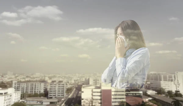 Frauen Mit Maskenschutz Doppelbelastung Städte Und Umweltverschmutzung Rauchwolken Und Luftverschmutzung — Stockfoto