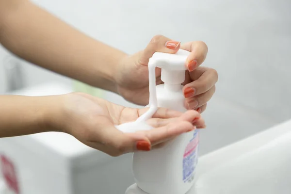 Woman Hand Press Pure White Plastic Pump Bottle Take Cleaner — Stock Photo, Image