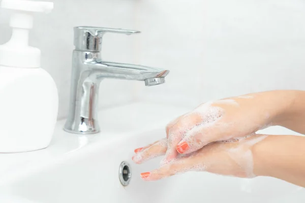 Mulher Mão Imprensa Garrafa Bomba Plástico Branco Puro Tomar Espuma — Fotografia de Stock