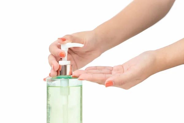 洗浄手サニタイザーゲルポンプディスペンサー隔離された白い背景を使用して女性の手 — ストック写真