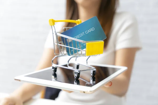 Bevásárlókosarat Tartó Üzletasszonyok Bankkártyát Tartalmaznak Tablettán — Stock Fotó