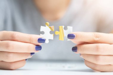 İş kadını eli dışarıda yapbozu bağlıyor. İş başarısı ve strateji kavramı
