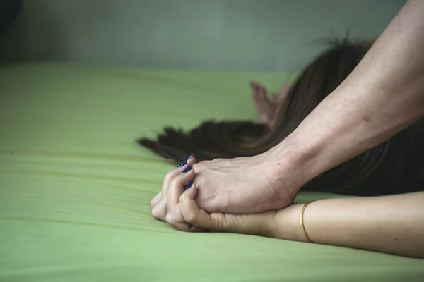 Mans Hand Håller Kvinnas Hand För Våldtäkt Och Sex Sängen — Stockfoto