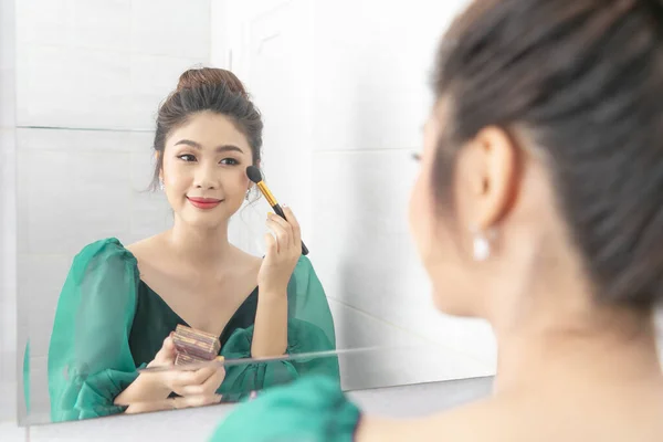 Junge Schöne Frau Glücklich Und Make Der Nähe Spiegel Zimmer — Stockfoto