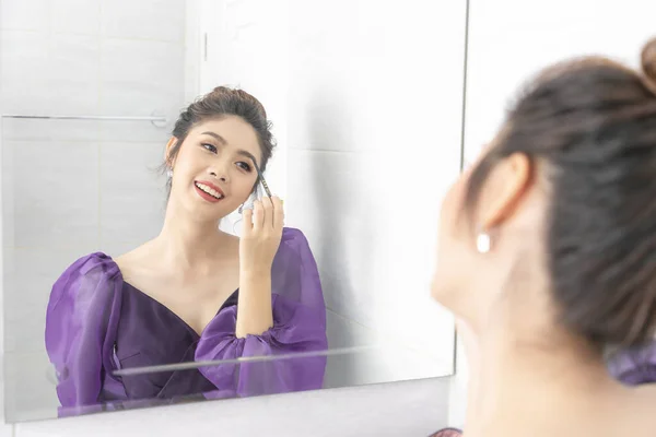 Joven Hermosa Mujer Feliz Hacer Maquillaje Cerca Del Espejo Habitación —  Fotos de Stock