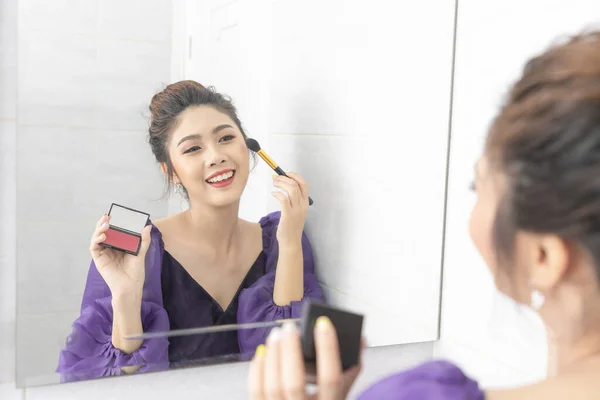 Jovem Mulher Bonita Feliz Fazendo Maquiagem Perto Espelho Quarto — Fotografia de Stock