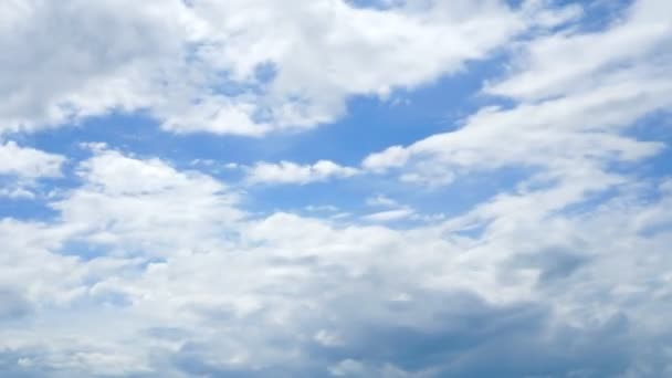 Wolkenlandschaft Mit Großen Sich Bewegenden Wolken Und Blauem Himmel — Stockvideo