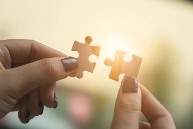 İş kadını eli dışarıda yapbozu bağlıyor. İş başarısı ve strateji kavramı