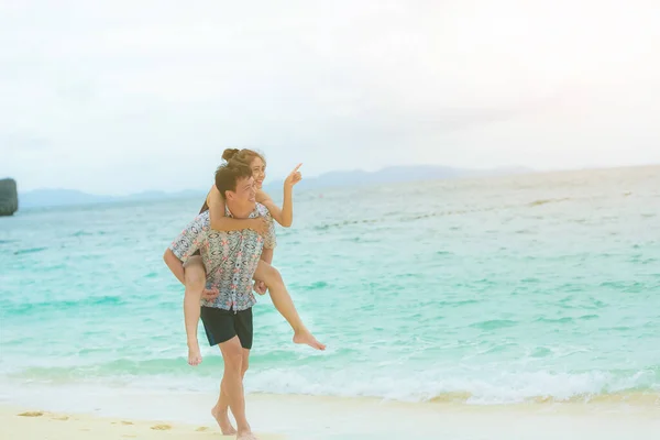 Счастливая Молодая Азиатская Пара Веселится Пляже Солнечный День — стоковое фото