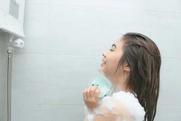 Mulheres Asiáticas Retrato Menina Feliz Tomando Banho Com Gel — Fotografia de Stock