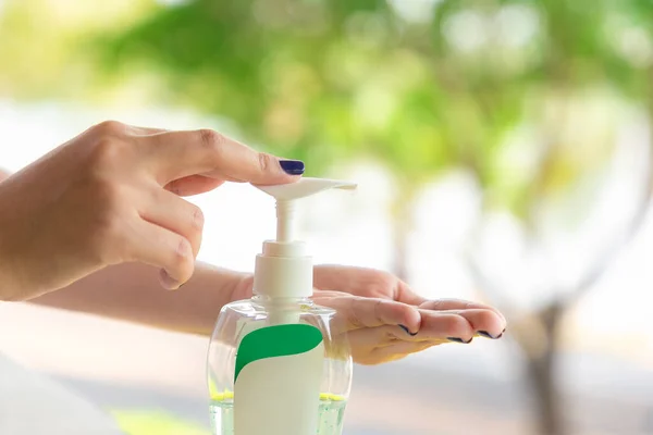 洗浄手サニタイザージェルポンプディスペンサーを使用した女性の手 — ストック写真