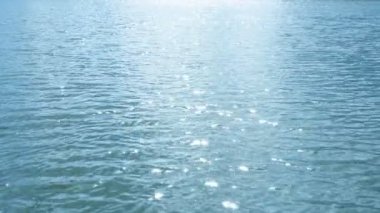 Güzel bir nehir suyunun görüntüsü..