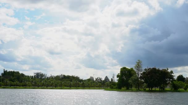 森林深处的湖泊和天空 — 图库视频影像