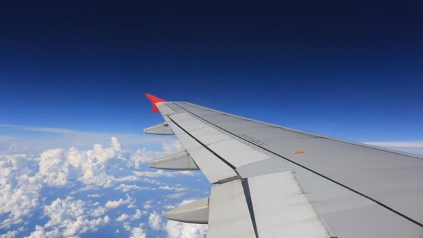 Aile de l'avion sur ciel bleu avec la lumière du soleil. concept de voyage 