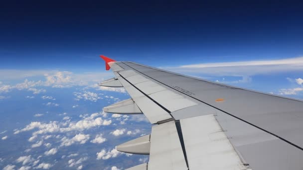 Tragfläche Des Flugzeugs Blauen Himmel Mit Sonnenlicht Reisekonzept — Stockvideo