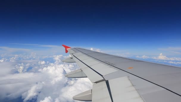 Aile de l'avion sur ciel bleu avec la lumière du soleil. concept de voyage 