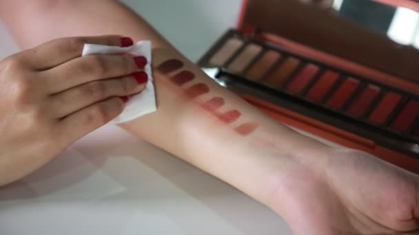 化粧目の影を削除するには 綿パッドと強壮剤を保持女性の手 — ストック動画