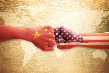 Dünya haritasında Çin ve ABD bayrağı ile iki el yumruk. Ticaret savaşı kavramı.