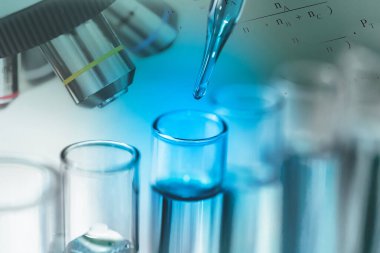 Deney tüpüne örnek bırakan bir pipet. çift pozlama