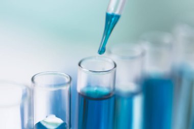 Fen laboratuarı test tüplerini kapatın..