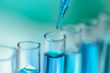 Fen laboratuarı test tüplerini kapatın..