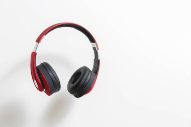 Kırmızı kulaklık beyaz arkaplanda izole edildi.