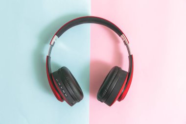 Arka planda kırmızı kulaklık pastel rengi.
