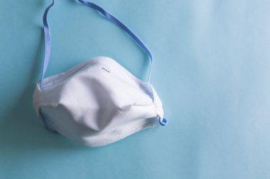 Cerrahi kulaklıklı yeşil maskeler. Kişisel hijyen konsepti. Üst görünüm
