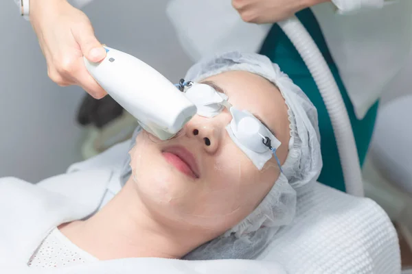 Close Beautician Hand Making Ultrasound Facial Procedure Special Equipment — Stock Photo, Image