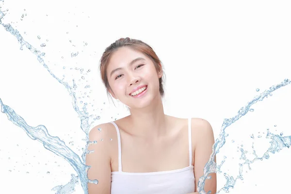 Schönes Asiatisches Modell Schöne Lächelnde Mädchen Unter Spritzwasser Mit Frischer — Stockfoto