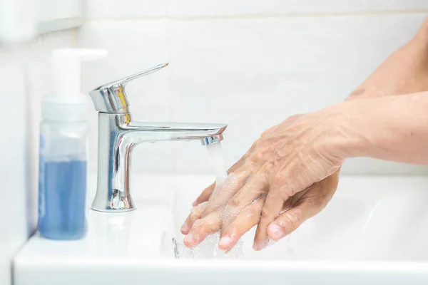 Mãos Dos Homens Usam Sabão Lavam Mãos Debaixo Torneira Conceito — Fotografia de Stock