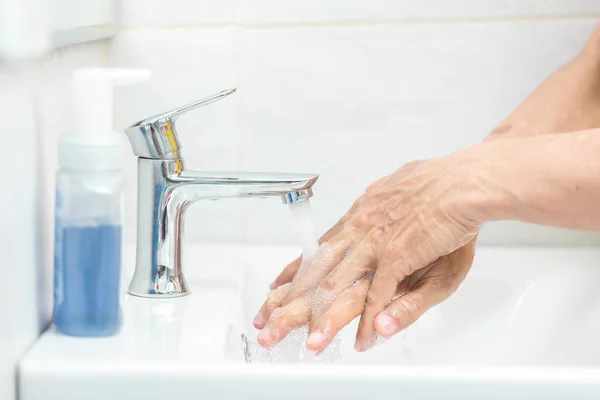 Las Manos Del Hombre Usan Jabón Lavan Sus Manos Bajo — Foto de Stock