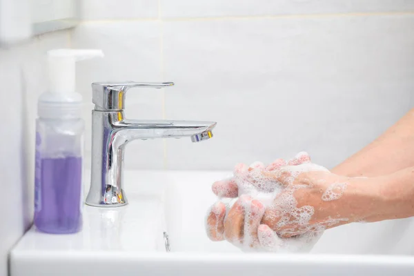 Γυναικεία Χέρια Χρησιμοποιούν Σαπούνι Και Πλένουν Χέρια Τους Κάτω Από — Φωτογραφία Αρχείου