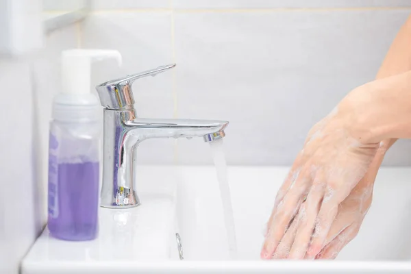 Γυναικεία Χέρια Χρησιμοποιούν Σαπούνι Και Πλένουν Χέρια Τους Κάτω Από — Φωτογραφία Αρχείου