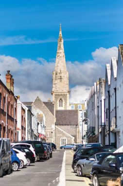 Kilise spire sonundaki dar bir yol ile