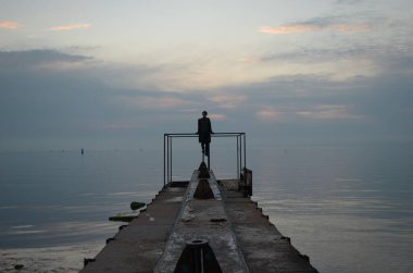 iskelede oturan insanlar