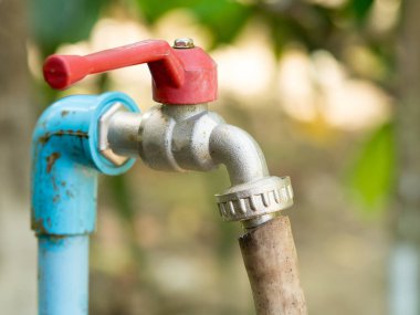 Eski grunge pirinç musluk su doğa park arka planda kadar kapatın.