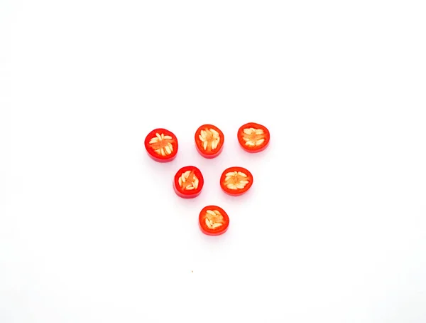 Plátky červené pikantní chilli izolované na bílém pozadí Vystřižení. — Stock fotografie