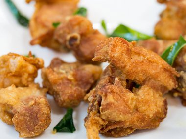 Meze kızarmış tavuk gevrek deri gevrek Güney Afrika'da bir kabile kireç yaprakları doku ve hoş kokulu bu Tay curry lezzet dolu ekleyin hizmet ile.