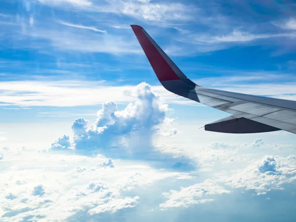 Flugzeugflügel Über Weißen Wolkenblick Aus Dem Flugzeugfenster Während Des Fluges — Stockfoto