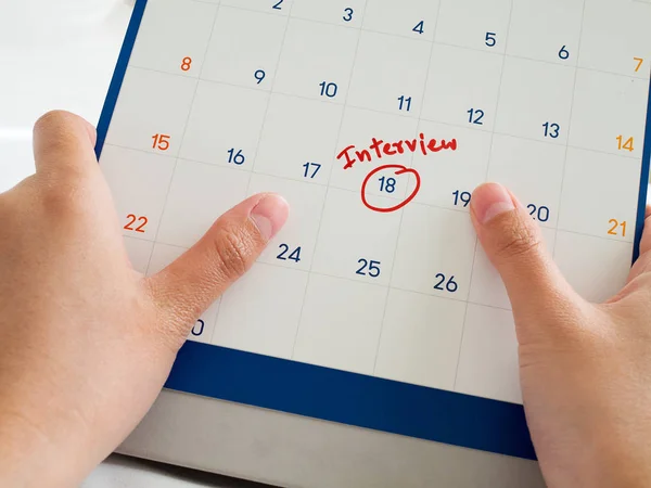 Mujer Sostiene Calendario Blanco Con Palabra Roja Entrevista Marcada Calendario Fotos De Stock