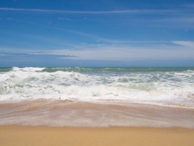 Yazın kumsalda mavi deniz ve beyaz bulut..